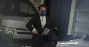 Lawyer, Muhammad Faizal Mokhtar arrives at the Court of Appeal to file an appeal for his client, Sam Ke Ting, for a stay of execution and leave for application for appeal on the six years sentence and RM6,000 fine on her for reckless driving. PIX: HAZROL ZAINAL / MalaysaiGazette / 18 APRIL 2022. basikal lajak racial issue