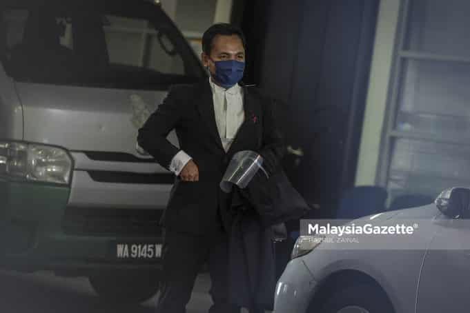 Lawyer, Muhammad Faizal Mokhtar arrives at the Court of Appeal to file an appeal for his client, Sam Ke Ting, for a stay of execution and leave for application for appeal on the six years sentence and RM6,000 fine on her for reckless driving. PIX: HAZROL ZAINAL / MalaysaiGazette / 18 APRIL 2022. basikal lajak racial issue
