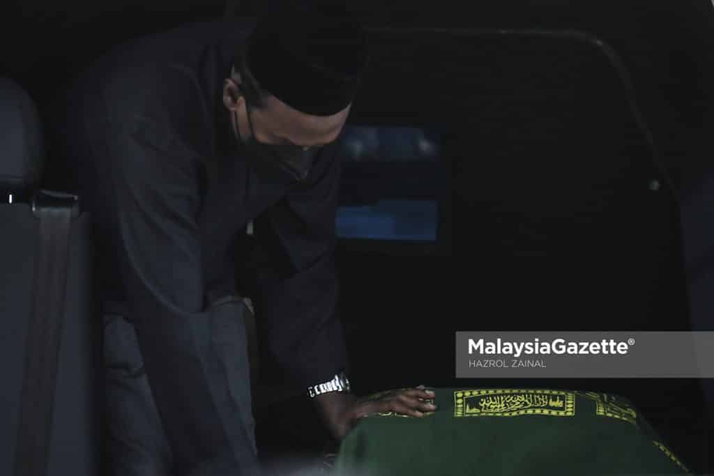 The body of Tan Sri Dr. Ali Hamsa is brought to his house at Precinct 10 right after his arrival from Ireland this morning.  PIX: HAZROL ZAINAL / MalaysiaGazette / 25 APRIL 2022