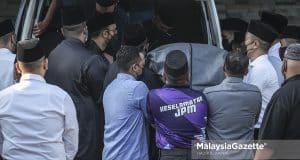 The body of Tan Sri Dr. Ali Hamsa is brought to his house at Precinct 10 right after his arrival from Ireland this morning. PIX: HAZROL ZAINAL / MalaysiaGazette / 25 APRIL 2022