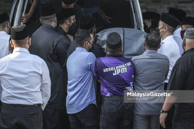 The body of Tan Sri Dr. Ali Hamsa is brought to his house at Precinct 10 right after his arrival from Ireland this morning. PIX: HAZROL ZAINAL / MalaysiaGazette / 25 APRIL 2022