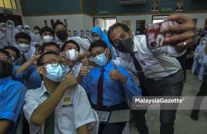 Minister of Health, Khairy Jamaluddin Abu Bakar during the Gegar-18 Launch (Anti-smoking Generational End Game 18) at SMK Bandar Seri Putra, Selangor. PIX: AMIRUL SHAUFIQ / MalaysiaGazette / 25 APRIL 2022. loosening Covid-19 SOP