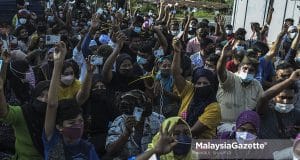 Rohingya merchants arrest Some of the illegal immigrants (PATI) arrested during an enforcement operation at the Selayang Daily Market and Kuala Lumpur Wholesale Market. PIX: AMIRUL SHAUFIQ / MalaysiaGazette / 28 APRIL 2022.