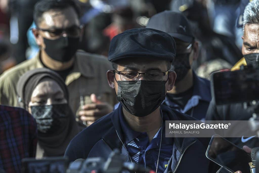    Director-General of Immigration, Datuk Seri Khairul Dzaimee Daud speaks to the media after an operation on illegal immigrants (PATI) at the Selayang Daily Market and Kuala Lumpur Wholesale Market.     PIX: AMIRUL SHAUFIQ / MalaysiaGazette / 28 APRIL 2022.