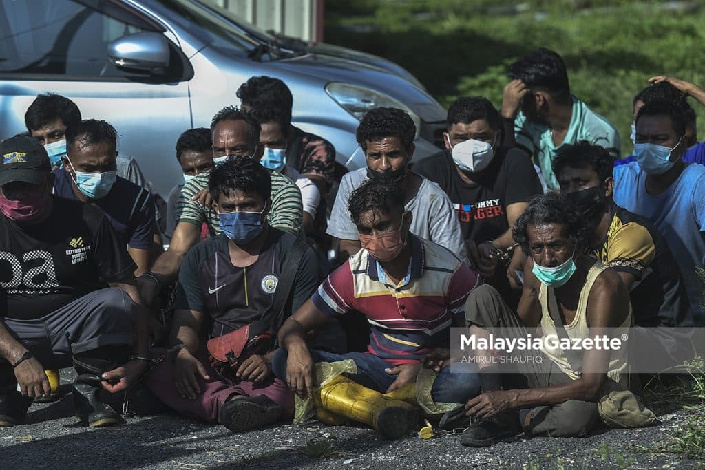       Some of the illegal immigrants (PATI) arrested during an enforcement operation at the Selayang Daily Market and Kuala Lumpur Wholesale Market.     PIX: AMIRUL SHAUFIQ / MalaysiaGazette / 28 APRIL 2022.