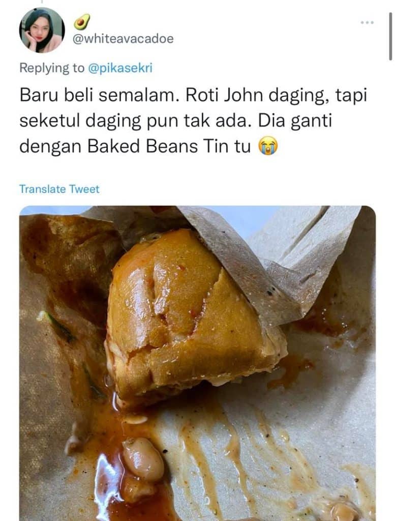  Roti John with baked beans filling. Roti John berinti kacang panggang yang tular sebelum ini.