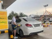 Lagi rakyat Singapura dirakam isi petrol subsidi Singaporean Singapore RON95 subsidised petrol fuel lansi kiasu
