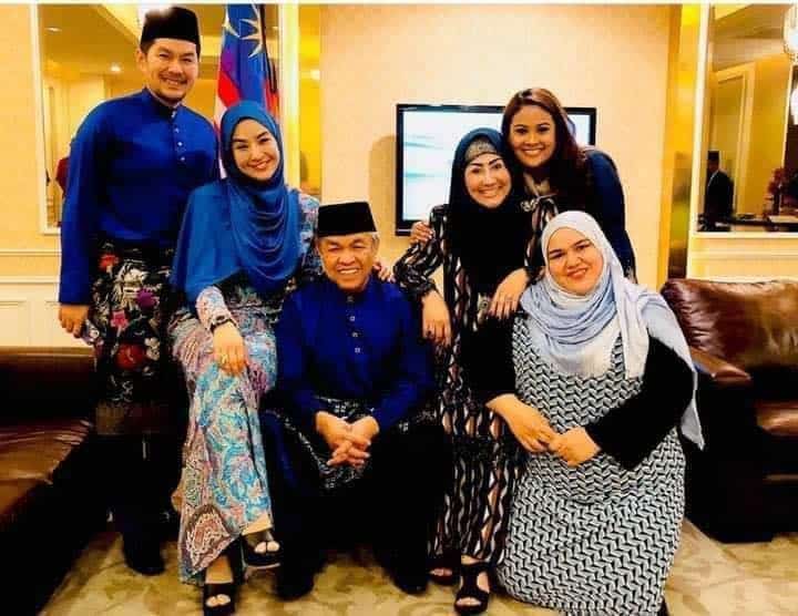    The viral picture implicating the founder of Rumah Bonda, Siti Bainun Ahd Razali and the family of Datuk Seri Ahmad Zahid Hamidi.