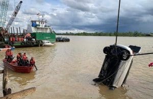 Pemandu ditemukan lemas, kereta terjunam di Sungai Rajang