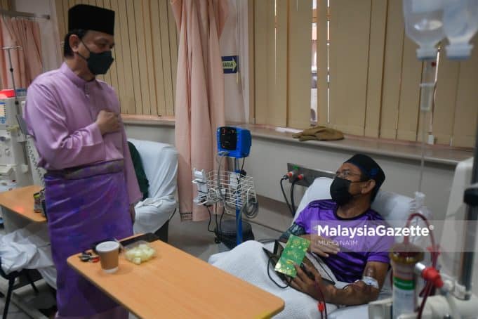Director-General of Health, Tan Sri Dr. Noor Hisham Abdullah visits the patients at the Putrajaya Hospital during the first day of Hari Raya Aidilfitri. PIX: MUHD NA'IM / MalaysiaGazette / 02 MAY 2022 Covid-19 trend Malaysia Aidilfitri