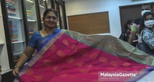 The Secretary of the Malaysian Indian Textiles And General Store Association (MITA) and Treasurer of Kuala Lumpur & Selangor Indian Chamber of Commerce & Industry (KLSICCI), Datin R.Maheswary showing the saree silk textile during the opening ceremony of Pattu Vastram at Jalan Tun Sambathan, Kuala Lumpur. PIX: AMIRUL SHAUFIQ / MalaysiaGazette / 04 MAY 2022. foreign workers
