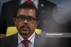 CUEPACS Melayu gaji Adnan Mat