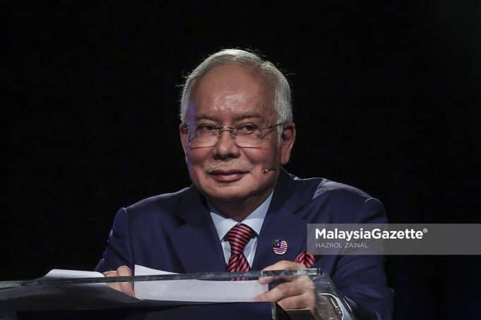 Former Prime Minister Datuk Seri Najib Tun Razak during the debate with Datuk Seri Anwar Ibrahim at the Malaysia Tourism Centre (MaTiC) in Kuala Lumpur. PIX: HAZROL ZAINAL / MalaysiaGazete / 12 MAY 2022. Lim Kit Siang coward