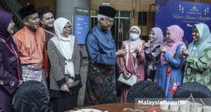 data breach JPN Home Minister, Datuk Seri Hamzah Zainudin (centre) greeting the staff of the Home Ministry (KDN) during the Ministry’s Aidilfitri Celebration at the Putrajaya International Convention Centre (PICC). PIX: HAZROL ZAINAL / MalaysiaGazette / 18 MAY 2022