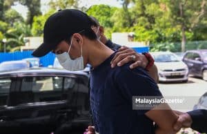assault Zainul Din Hussein The accused, Muhammad Zulkifli Che Soh, an automotive technician pleads not guilty at the Shah Alam Magistrate Court to intentionally hurting a senior citizen at Padang Jawa. PIX: MOHD ADZLAN / MalaysiaGazette / 26 MAY 2022.