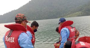 The firefighters from the Semenyih Fire and Rescue Department are bringing the body of the drown victim from Pakistan to the shore of the Semenyih Dam this morning.