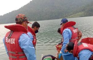 The firefighters from the Semenyih Fire and Rescue Department are bringing the body of the drown victim from Pakistan to the shore of the Semenyih Dam this morning.