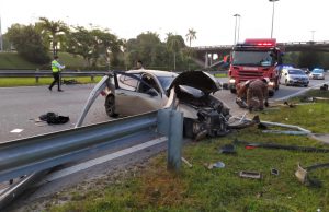 Pemandu Gen2 tersepit selepas langgar penghadang jalan