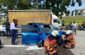 Empat cedera kereta langgar penghadang jalan