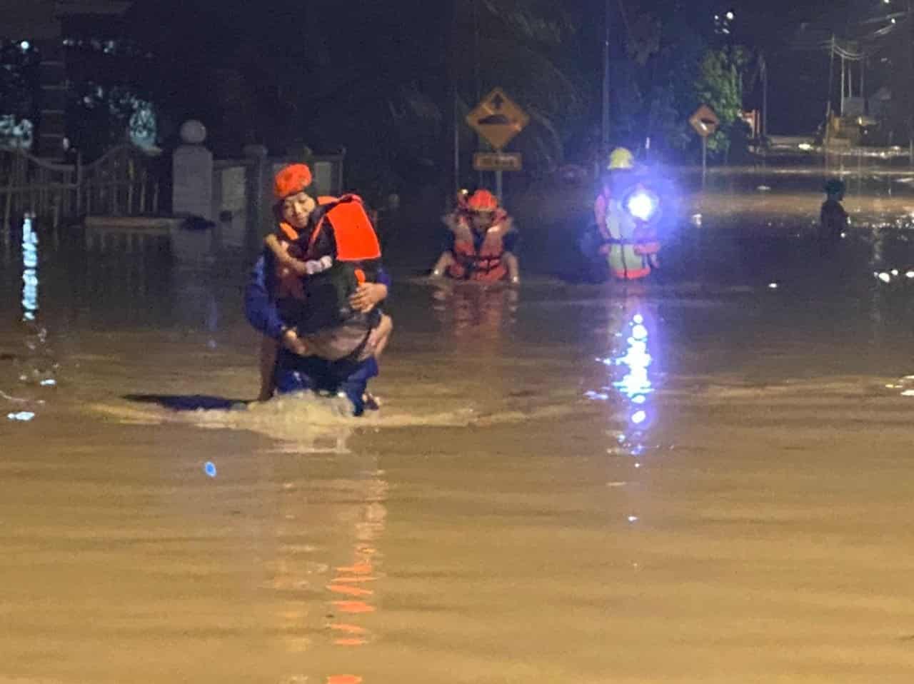 Banjir Kilat Pokok Tumbang Di Seremban