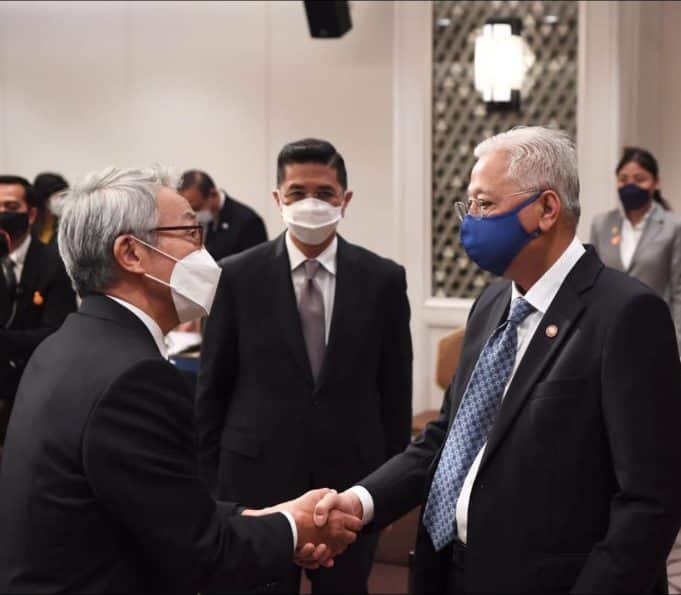 Datuk Seri Ismail Sabri shakes hand with Tun Dr. Mahathir Mohamad when they meet at the 27th International Conference on the Future of Asia in Tokyo, Japan.