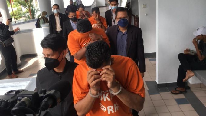 supply drugs detainees Four policemen are remanded for seven days to assist in investigation of instigating and receiving bribery up to RM12,000 as their reward for supplying illegal substance to the detainees in lockup.