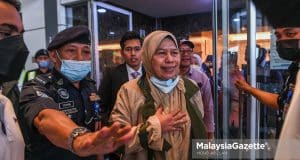 Datuk Zuraida Kamaruddin is welcomed by over 100 supporters who chanted ‘Bangsa Malaysia’ as she arrives at the Kuala Lumpur International Airport (KLIA). PIX: MOHD ADZLAN / MalaysiaGazette / 02 JUNE 2022.