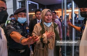 Datuk Zuraida Kamaruddin is welcomed by over 100 supporters who chanted ‘Bangsa Malaysia’ as she arrives at the Kuala Lumpur International Airport (KLIA). PIX: MOHD ADZLAN / MalaysiaGazette / 02 JUNE 2022.