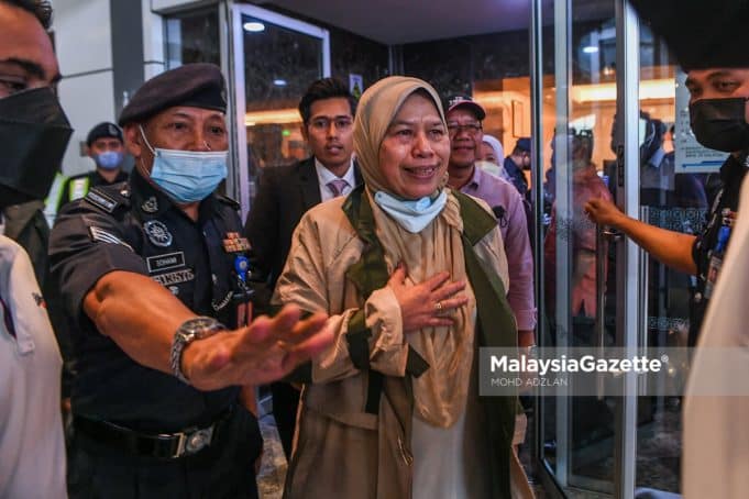 Datuk Zuraida Kamaruddin is welcomed by over 100 supporters who chanted ‘Bangsa Malaysia’ as she arrives at the Kuala Lumpur International Airport (KLIA). PIX: MOHD ADZLAN / MalaysiaGazette / 02 JUNE 2022.