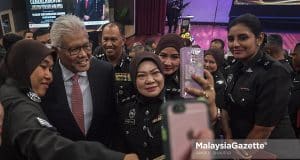 Home Minister Datuk Seri Hamzah Zainudin in a group photo with the officers of Malaysian Prison Department at the Headquarters of Malaysian Prison Department in Kajang, Selangor. PIX: AMIRUL SHAUFIQ / MalaysiaGazette / 09 JUNE 2022. Zuraida Kamaruddin Cabinet minister