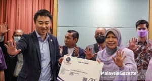 PBM BN The Member of Parliament of Ampang, Datuk Zuraida Kamaruddin receiving a Membership Replica Card of Parti Bangsa Malaysia from Larry Sng during a news conference at the Grand Barakah Hotel in Selangor. PIX: MUHD NA'IM / MalaysiaGazette / 09 JUNE 2022. BN Barisan Nasional