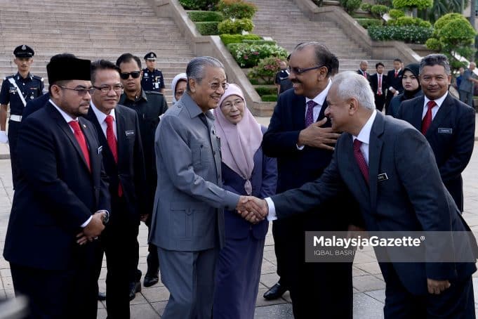 Mahathir resigns Prime Minister Tun Dr. Mahathir Mohamad is accompanied by Deputy Prime Minister Datuk Seri Dr. Wan Azizah binti Wan Ismail while being greeted by Attorney-General (AG), Tommy Thomas during the Monthly Assembly of the Prime Minister’s Department at Dataran Perdana, Bangunan Perdana Putra, Putrajaya. PIX: IQBAL BASRI /MalaysiaGazette / 09 JULY 2018