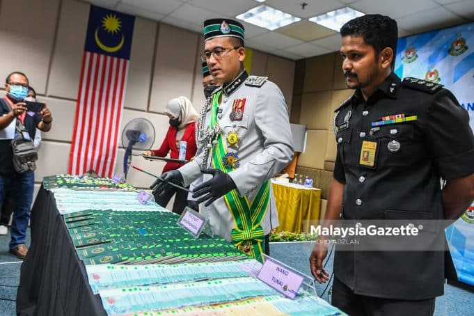 Director-General of Immigration, Datuk Seri Khairul Dzaimee Daud showing the items seized from a raid on Labour Recalibration Programme (RTK) syndicate by a Bangladeshi mastermind. PIX: MOHD ADZLAN / MalaysiaGazette / 10 JUNE 2022.