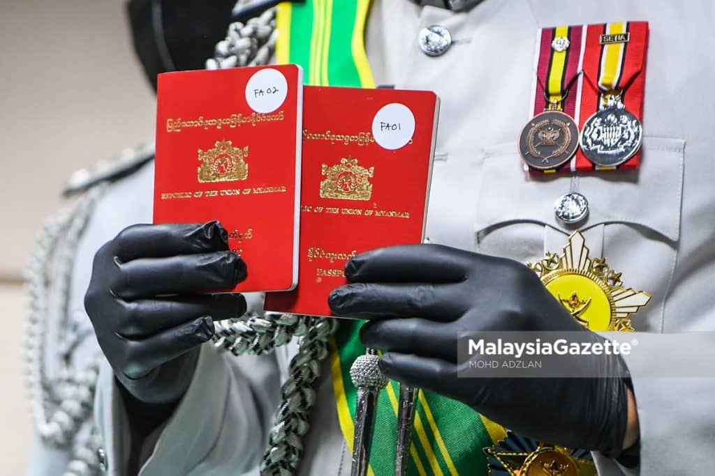    Director-General of Immigration, Datuk Seri Khairul Dzaimee Daud showing the passports seized from a Labour Recalibration Programme (RTK) syndicate with a Bangladeshi mastermind.     PIX: MOHD ADZLAN / MalaysiaGazette / 10 JUNE 2022.