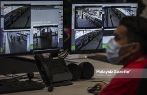   The staff of Prasarana monitoring the movement of Mass Rapid Transit (MRT) Putrajaya Phase I Line at its control centre in MRT Depot, Sungai Buloh, Selangor before the MRT route begins its operation on 16 June 2022. PIX: HAZROL ZAINAL / MalaysiaGazette / 13 JUNE 2022