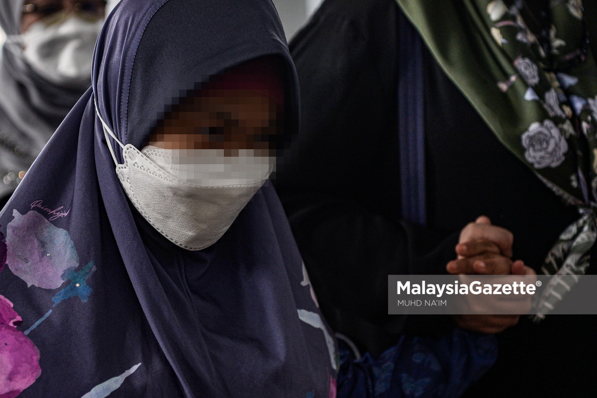 Siti Bainun Cries As She Sees Bella In Court