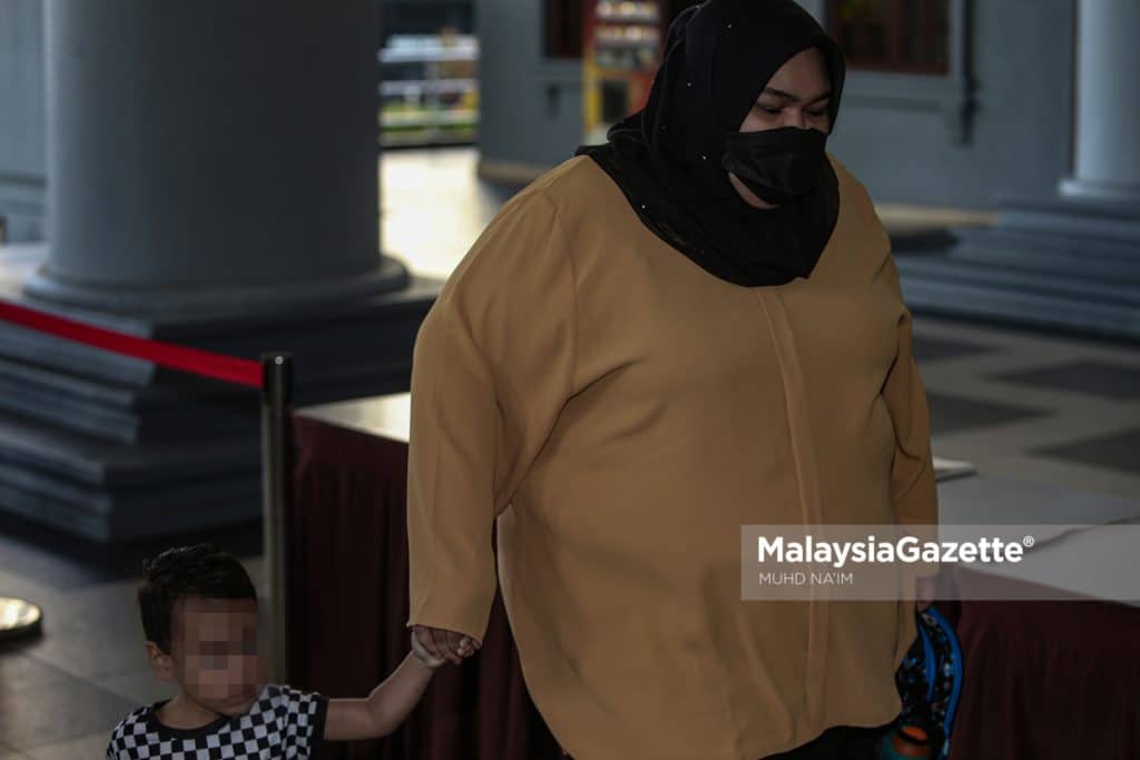    Siti Bainun Ahd. Razali arrives at the court for abuse and neglect of 13-year-old Down Syndrome girl, Bella.     PIX: MUHD NA’IM / MalaysiaGazette / 17 JUNE 2022.