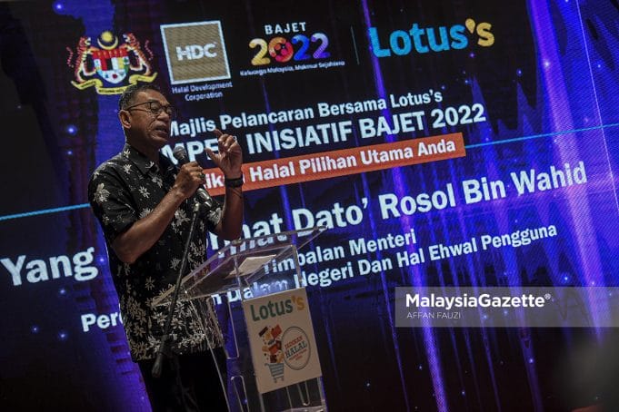 Deputy Minister of Domestic Trade and Consumer Affairs, Datuk Rosol Wahid at Lotus Ampang, Selangor. PIX: AFFAN FAUZI / MalaysiaGazette / 23 JUNE 2022. chicken ceiling price
