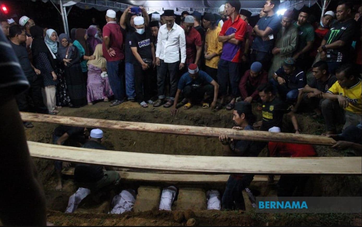 Jenazah Lima Beranak Selamat Dikebumikan Dalam Satu Liang Lahad