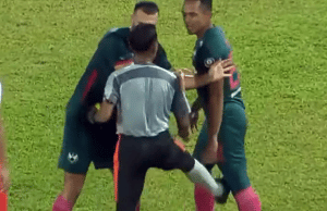 Pengadil mohon maaf, bukan tendang tapi kaki dipijak pemain