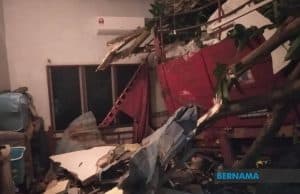 Treler 30 tan muatan besi rempuh sebuah rumah di Kg Felda Sendayan