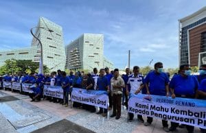 Lebih 100 ahli Perkobf Malaysia mengadakan perhimpunan aman di Kementerian Kewangan.