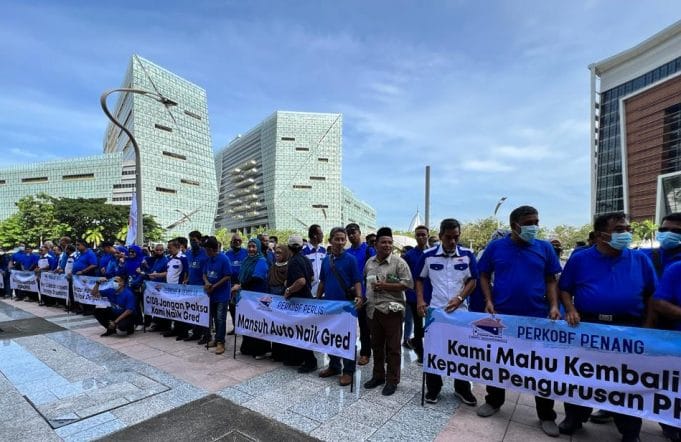 Lebih 100 ahli Perkobf Malaysia mengadakan perhimpunan aman di Kementerian Kewangan.