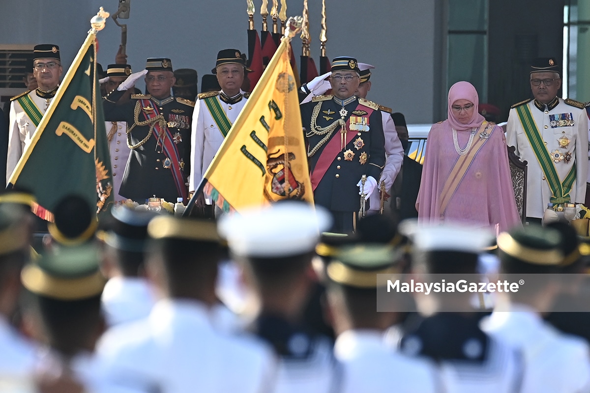 Agong, Raja Permaisuri Cemar Duli Ke Istiadat Perbarisan Hari Pahlawan