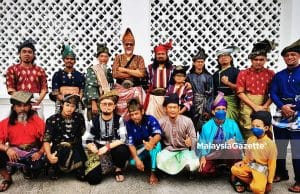 Sekumpulan jejaka bangga berbusana Melayu, bertanjak