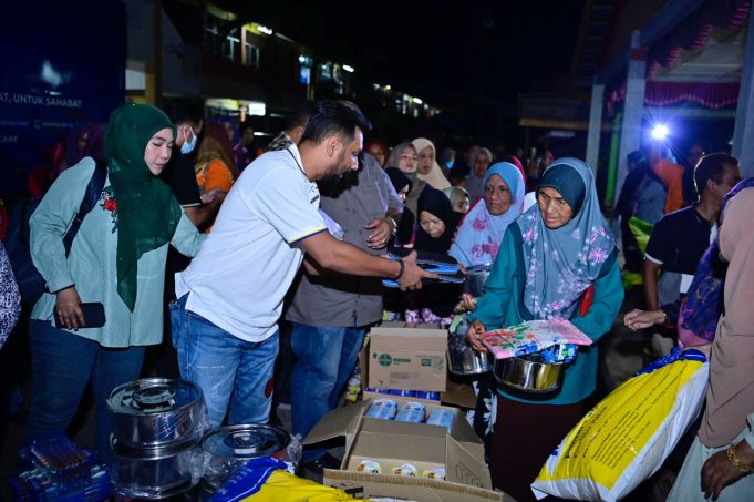 Pengarah Urusan AIM, Shamir Aziz sewaktu menyampaikan sumbangan barangan keperluan rumah kepada Sahabat AIM yang terjejas akibat banjir di Baling, semalam.