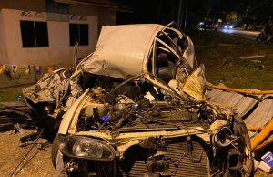 Pemandu maut, dua parah kereta terbabas dipercayai pemandu mabuk