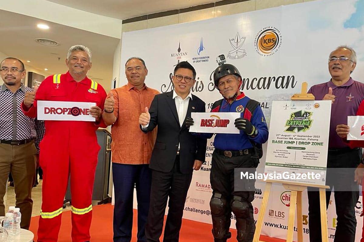 65 terjunan base di Menara Kuantan 188 sambut Hari Kemerdekaan