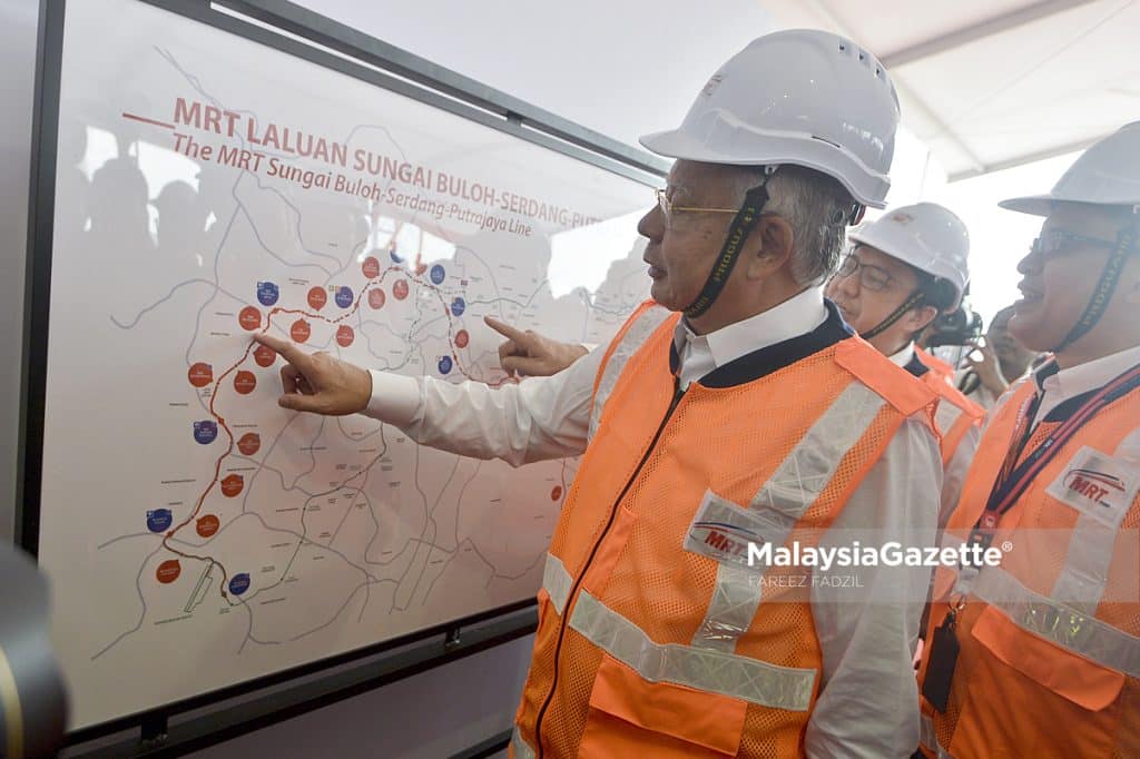Datuk Seri Najib Tun Razak is accompanied by Transport Minister, Datuk Seri Liow Tiong Lai (second right) and the Chief Executive Officer of MRT, Datuk Seri Shahril Mokhtar (right) as he looks at the MRT Sungai Buloh – Serdang – Putrajaya line plan during the launch of MRT1 Tunnel Construction of Sungai Buloh-Serdang-Putrajaya Route at the MRT Station at Bandar Malaysia, Kuala Lumpur.     PIX: FAREEZ FADZIL / MalaysiaGazette / 01 MARCH 2018