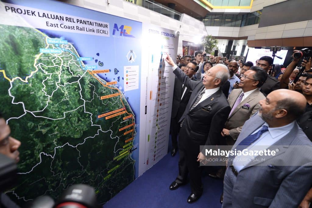    Datuk Seri Najib Tun Razak visited the exhibition while being accompanied by the Chairman of SPAD, Tan Sri Syed Hamid Syed Jaafar Albar (right) and the Minister of Transport, Datuk Seri Liow Tiong Lai (left) and the Minister at Prime Minister’s Department, Datuk Seri Abdul Rahman Dahlan (second right) at the ECRL Project Public Inspection at the Headquarters of Land Public Transport Commission (SPAD) in Kuala Lumpur.     PIX: NOOR ASREKUZAIREY SALIM / MalaysiaGazette /08 MARCH 2017